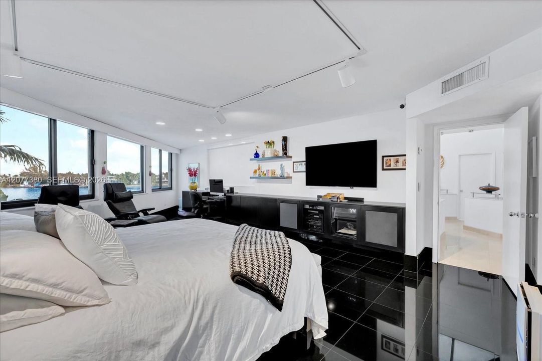 For Rent: $47,000 (5 beds, 5 baths, 4100 Square Feet)