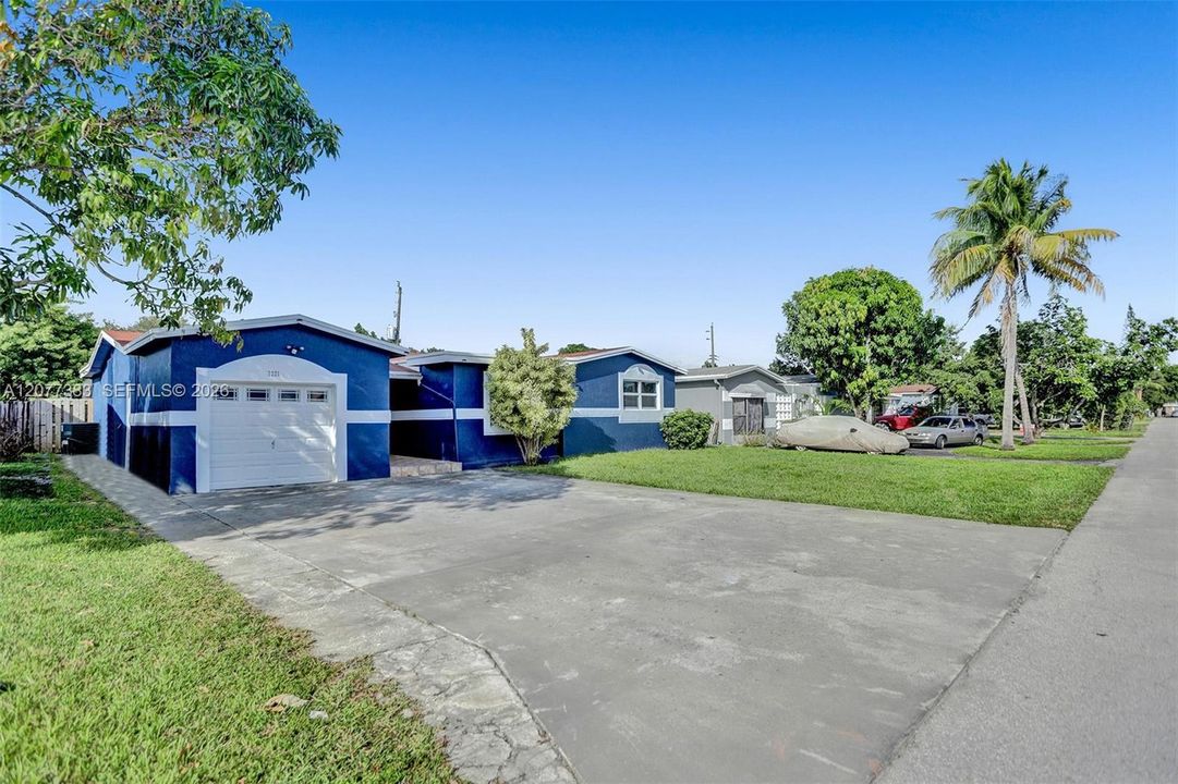 For Sale: $625,000 (5 beds, 2 baths, 2203 Square Feet)