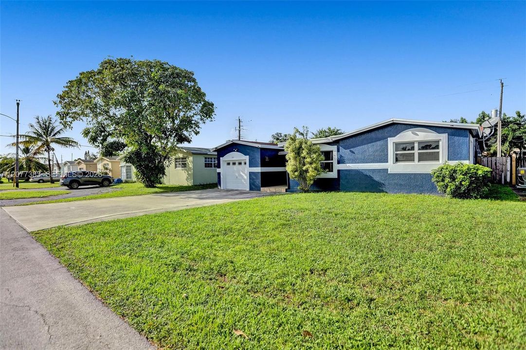 For Sale: $625,000 (5 beds, 2 baths, 2203 Square Feet)