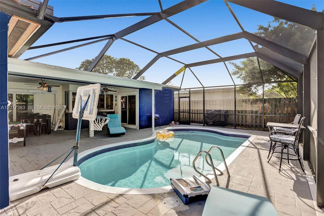 For Sale: $625,000 (5 beds, 2 baths, 2203 Square Feet)