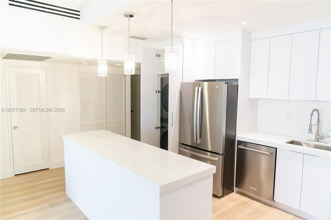 For Rent: $3,000 (1 beds, 1 baths, 1000 Square Feet)