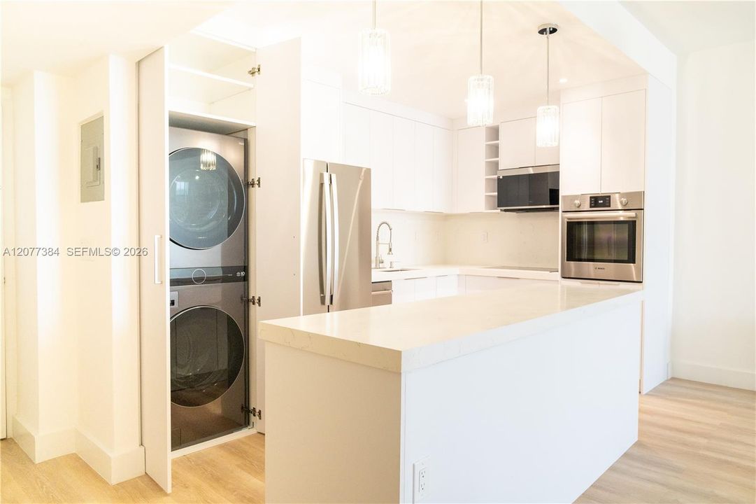 For Rent: $3,000 (1 beds, 1 baths, 1000 Square Feet)