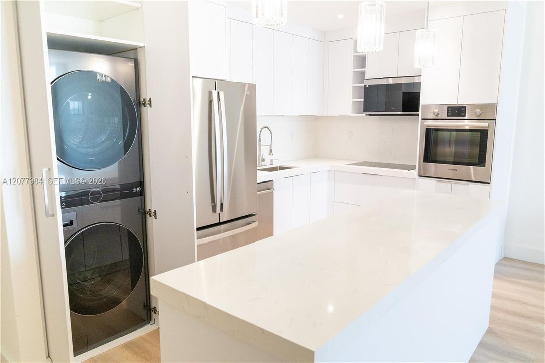 For Rent: $3,000 (1 beds, 1 baths, 1000 Square Feet)