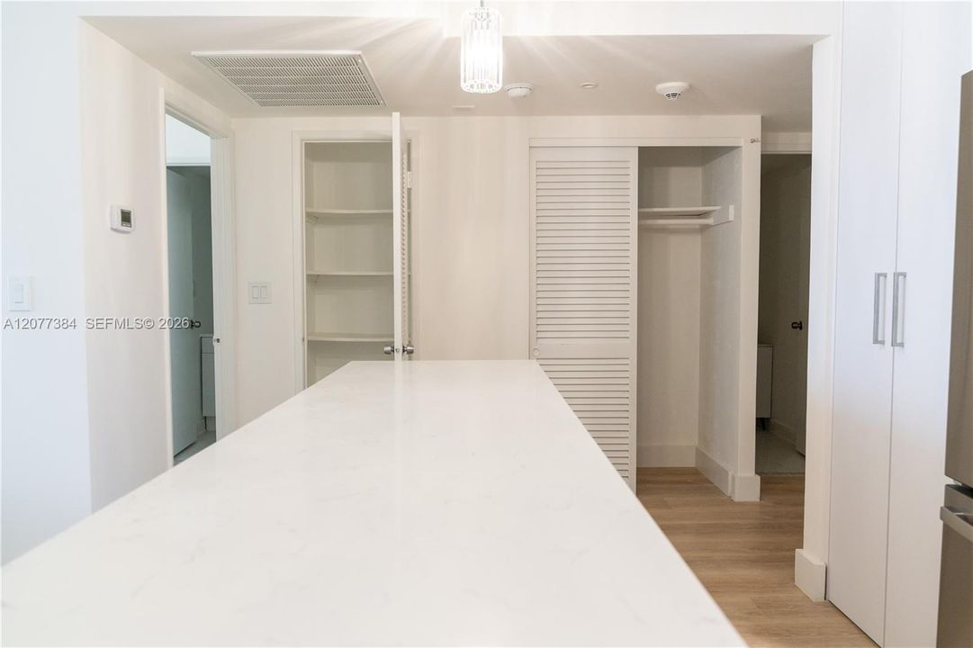 For Rent: $3,000 (1 beds, 1 baths, 1000 Square Feet)