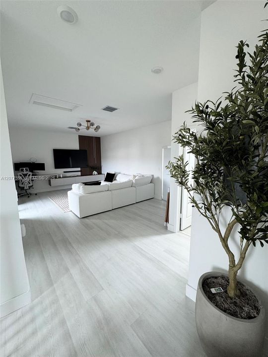 En Venta: $1,025,000 (3 camas, 2 baños, 2116 Pies cuadrados)