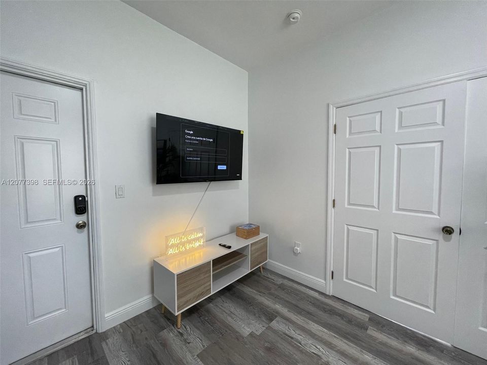For Rent: $2,500 (2 beds, 1 baths, 750 Square Feet)