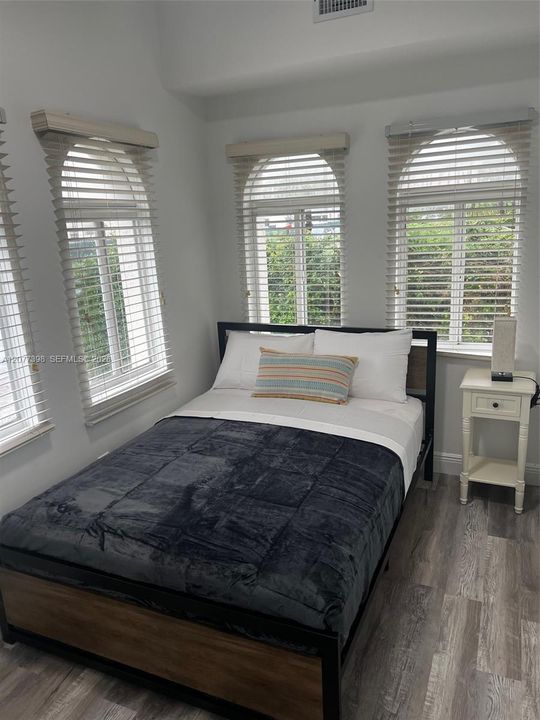 For Rent: $2,500 (2 beds, 1 baths, 750 Square Feet)