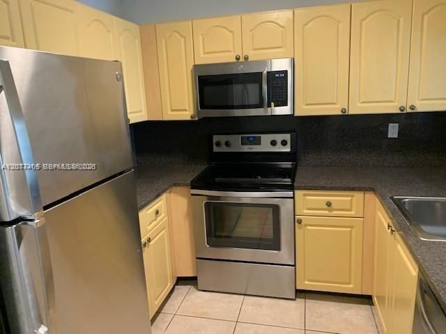 For Rent: $2,300 (2 beds, 2 baths, 867 Square Feet)