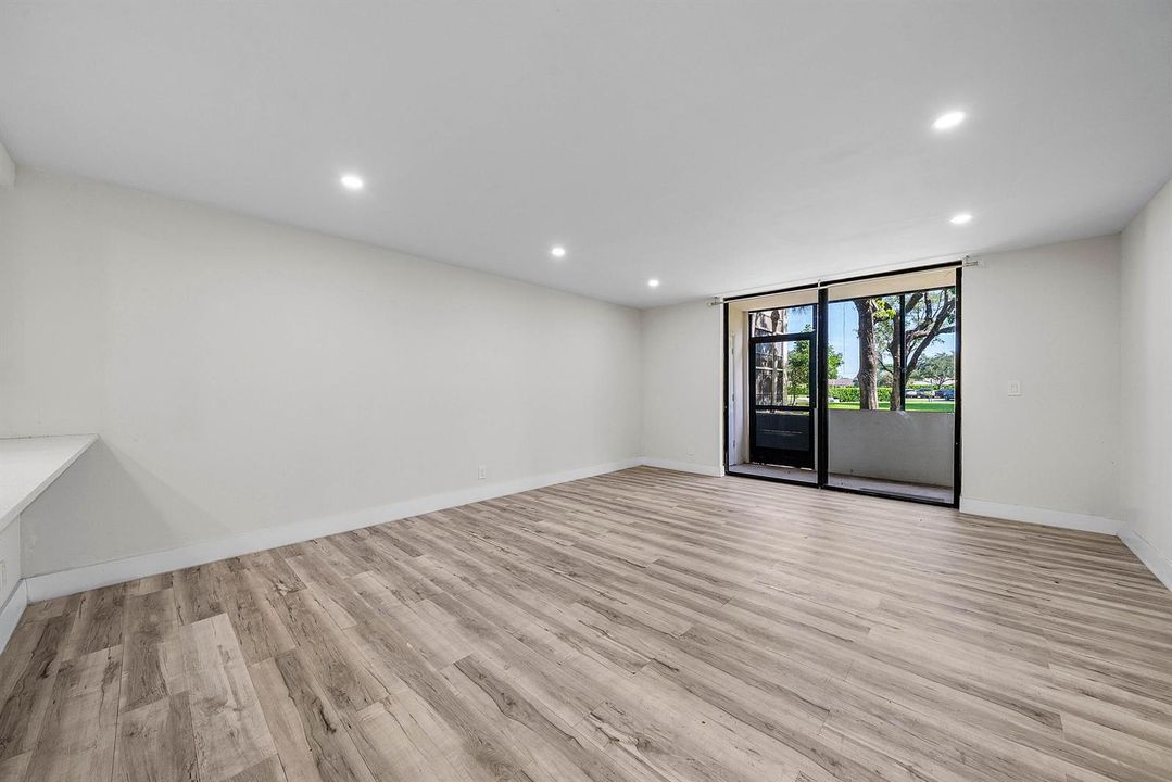 009-5190LasVerdesCircle-105-DelrayBeach-