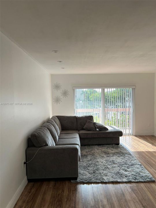 For Rent: $2,300 (2 beds, 1 baths, 804 Square Feet)