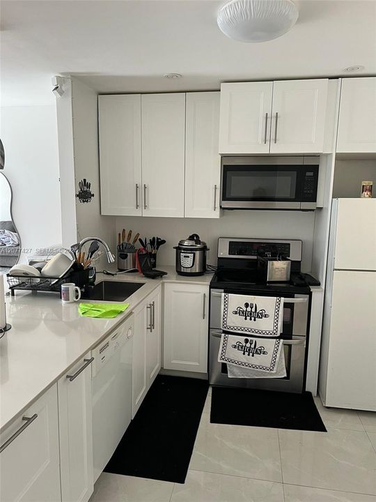 For Rent: $2,300 (2 beds, 1 baths, 804 Square Feet)