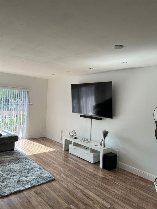 For Rent: $2,300 (2 beds, 1 baths, 804 Square Feet)
