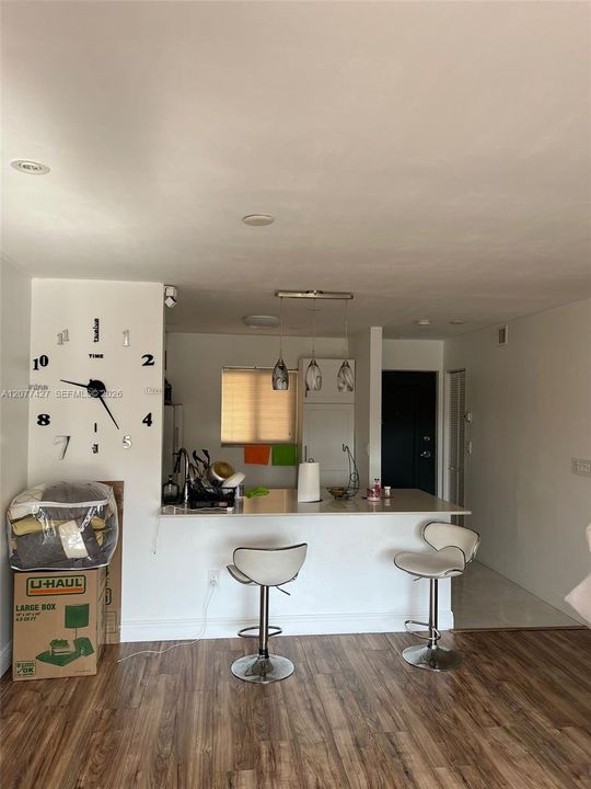 For Rent: $2,300 (2 beds, 1 baths, 804 Square Feet)