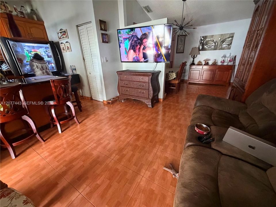 На продажу: $599,990 (4 спален, 2 ванн, 1337 Квадратных фут)