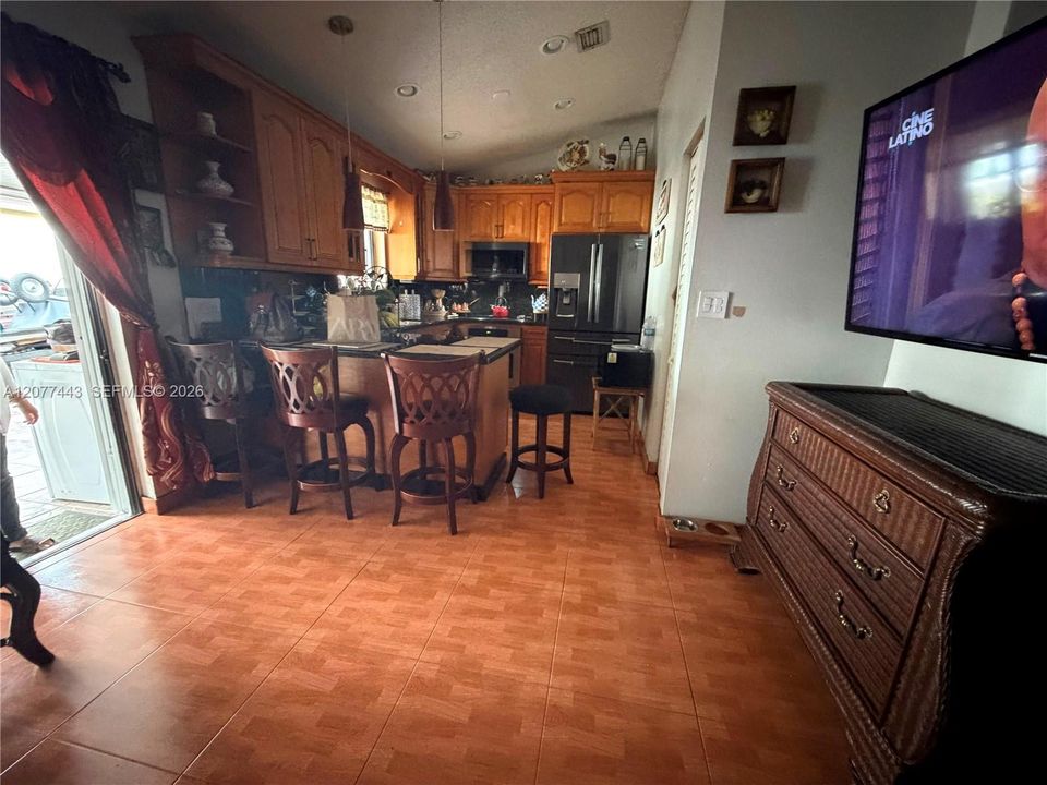 На продажу: $599,990 (4 спален, 2 ванн, 1337 Квадратных фут)