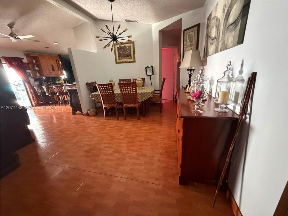 На продажу: $599,990 (4 спален, 2 ванн, 1337 Квадратных фут)