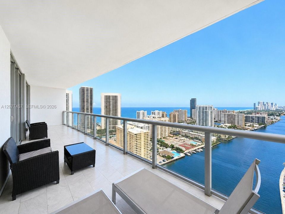 For Rent: $5,500 (2 beds, 2 baths, 1030 Square Feet)