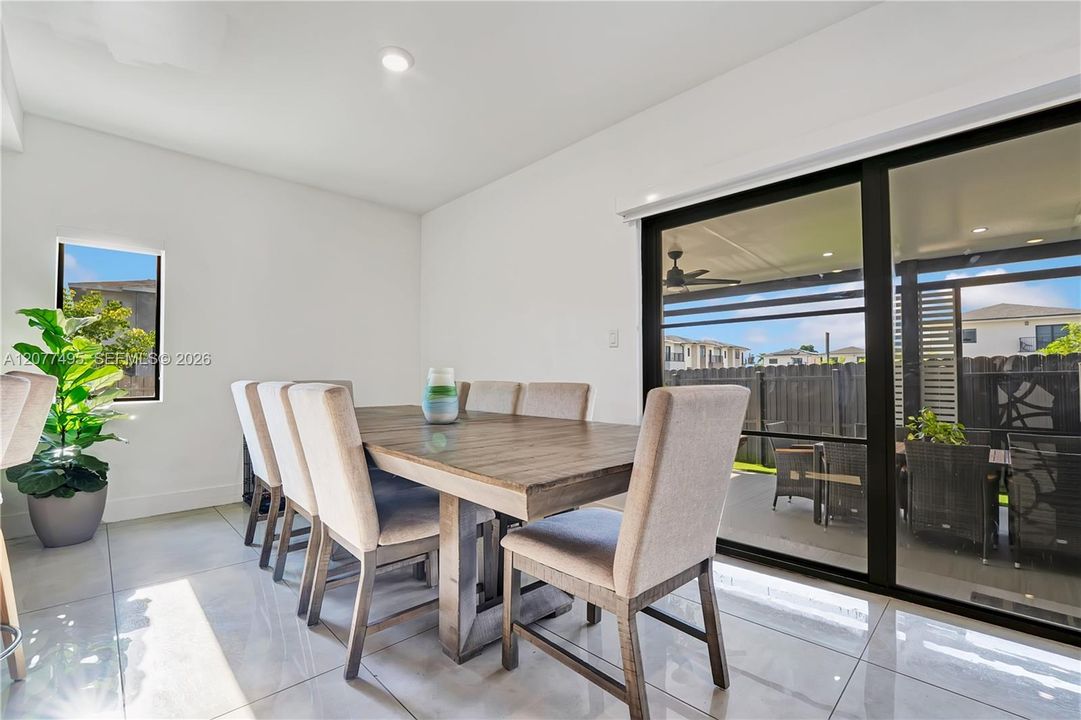 En Venta: $620,000 (5 camas, 3 baños, 1810 Pies cuadrados)
