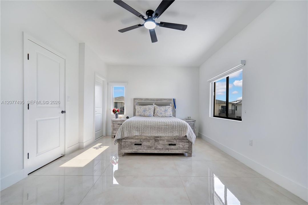 En Venta: $620,000 (5 camas, 3 baños, 1810 Pies cuadrados)
