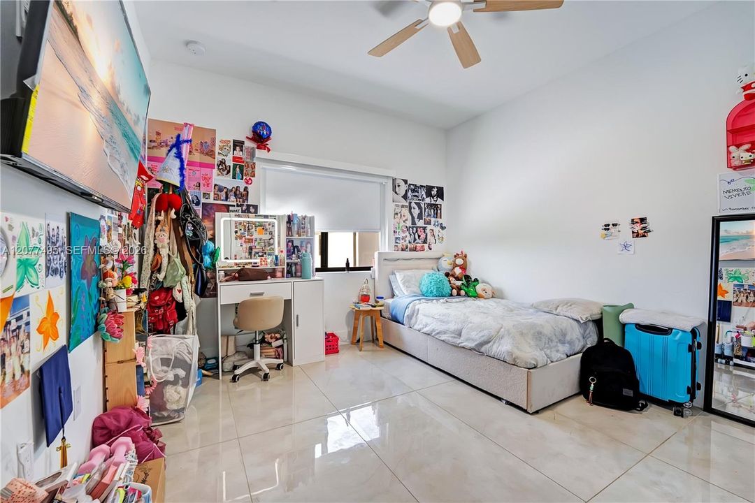 En Venta: $620,000 (5 camas, 3 baños, 1810 Pies cuadrados)