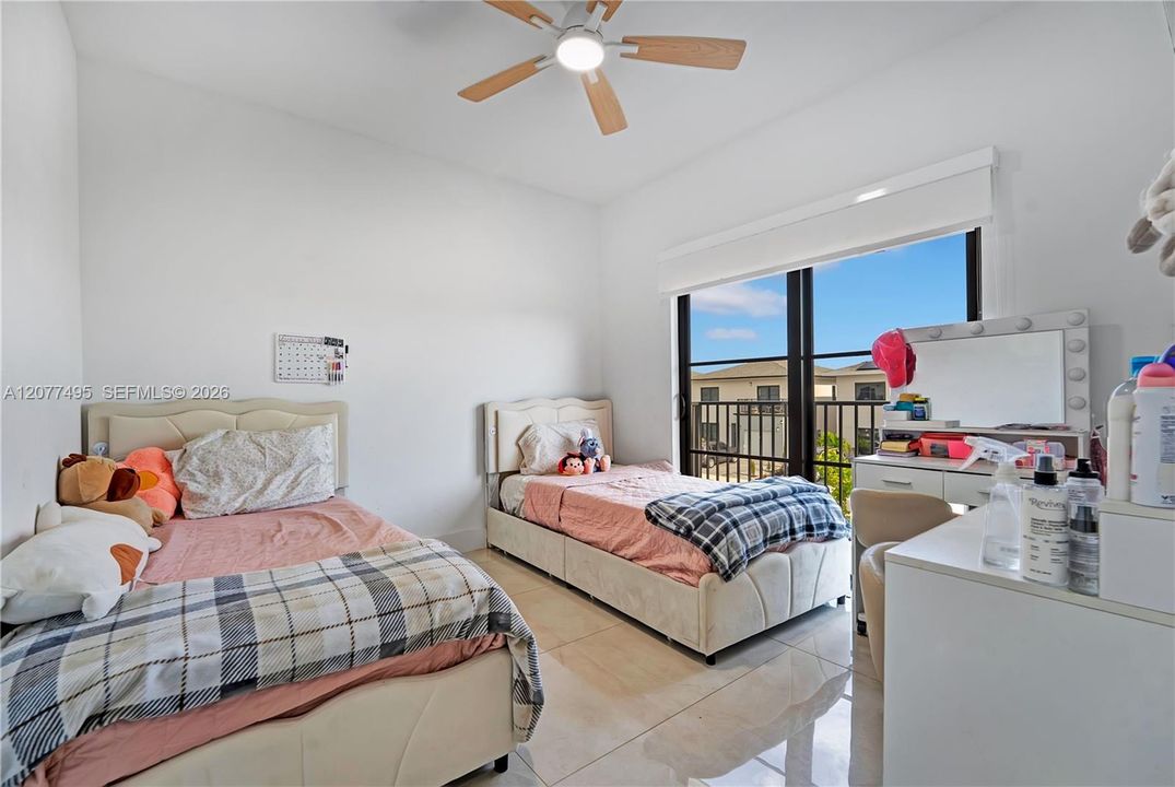 En Venta: $620,000 (5 camas, 3 baños, 1810 Pies cuadrados)