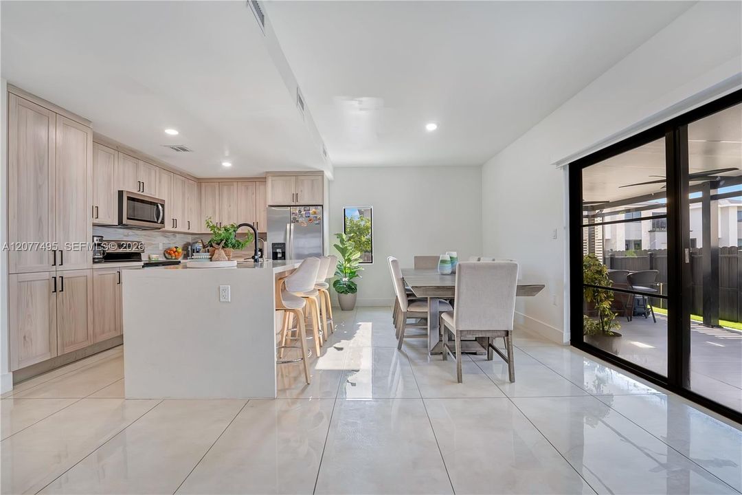 En Venta: $620,000 (5 camas, 3 baños, 1810 Pies cuadrados)