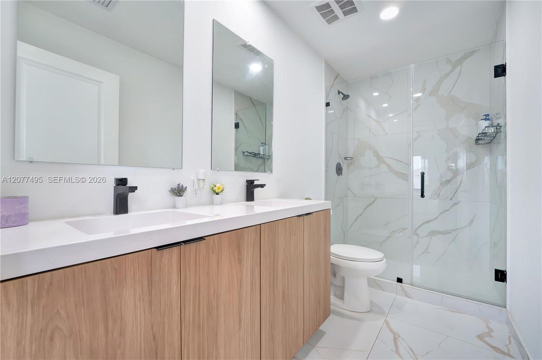 En Venta: $620,000 (5 camas, 3 baños, 1810 Pies cuadrados)