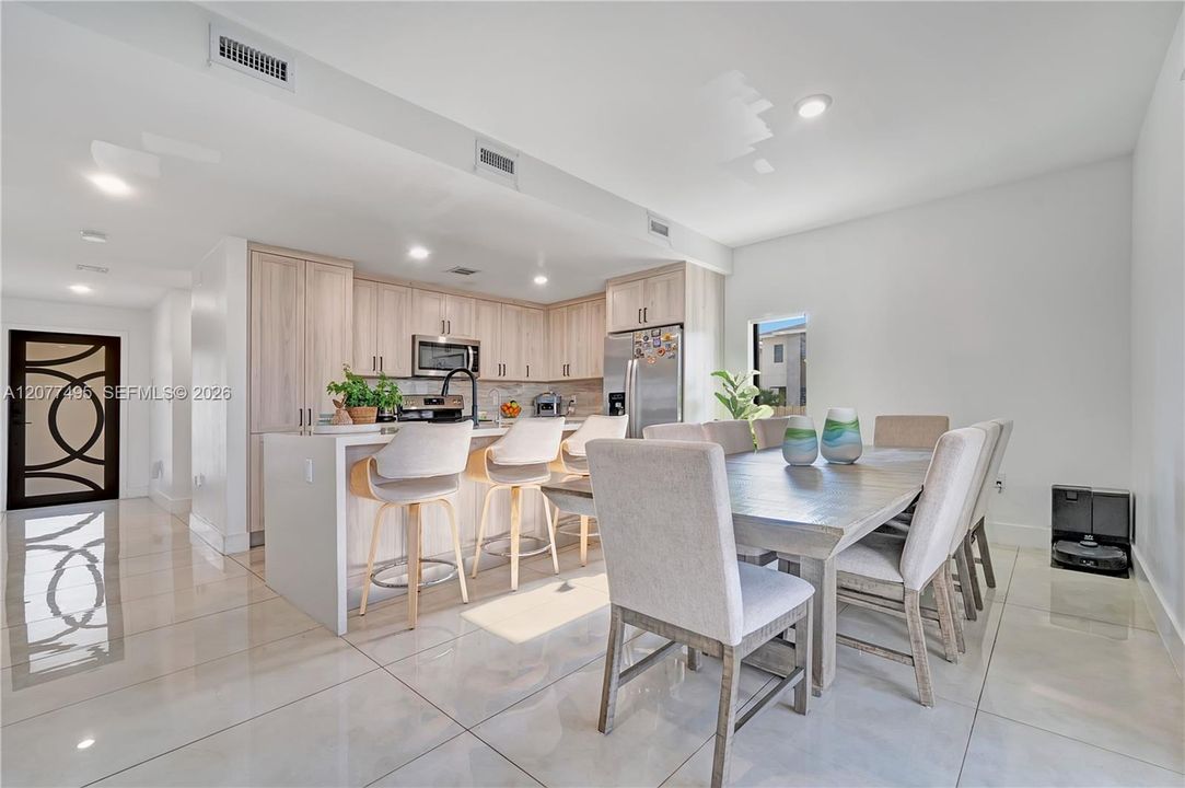 En Venta: $620,000 (5 camas, 3 baños, 1810 Pies cuadrados)