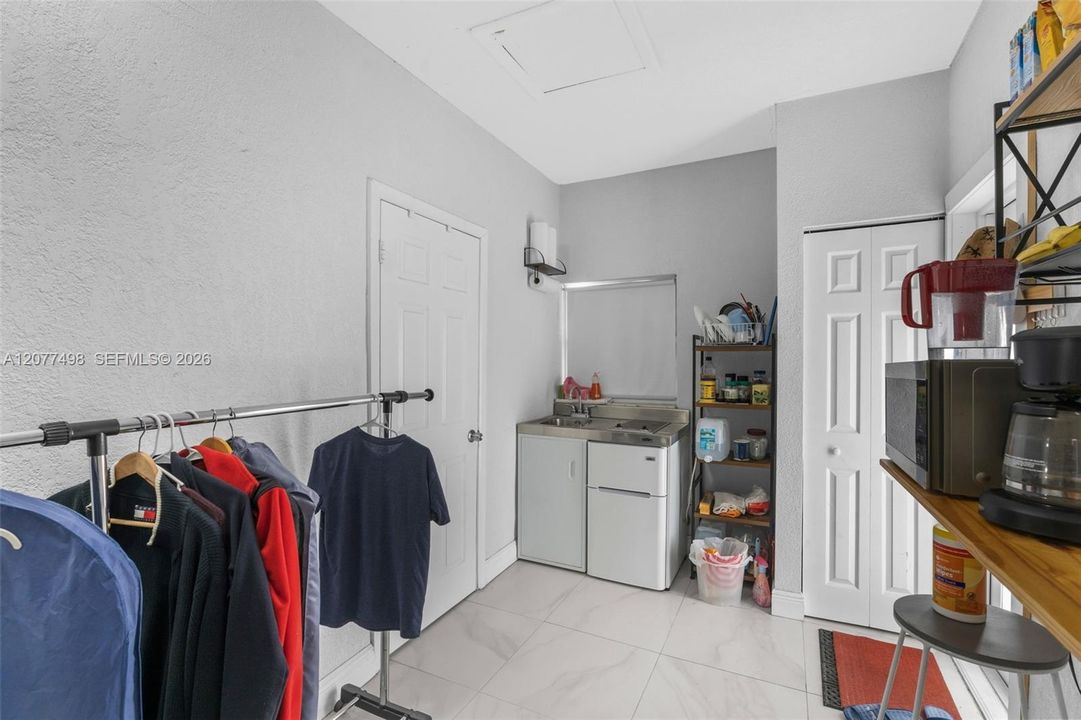 For Rent: $1,500 (0 beds, 1 baths, 264 Square Feet)