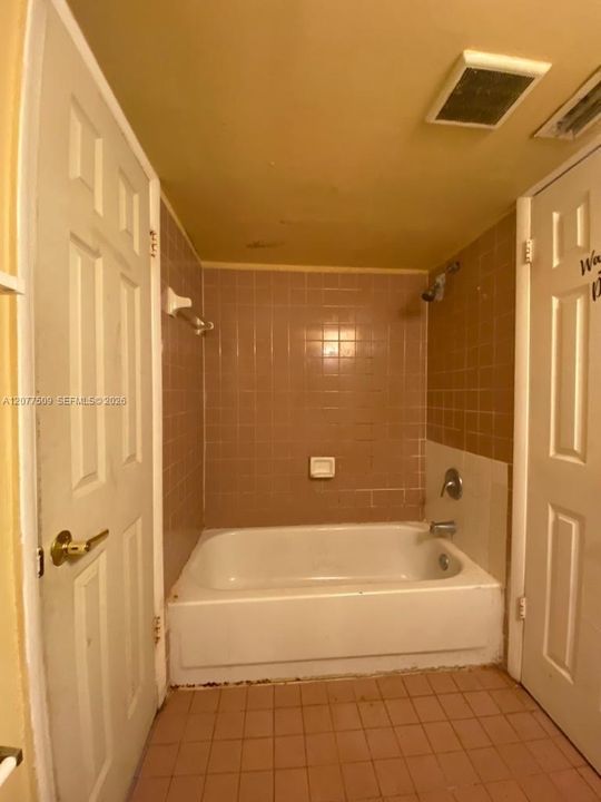 For Rent: $1,950 (2 beds, 1 baths, 863 Square Feet)