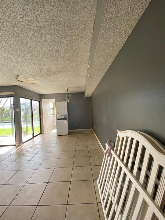 For Rent: $1,950 (2 beds, 1 baths, 863 Square Feet)
