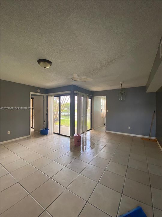 For Rent: $1,950 (2 beds, 1 baths, 863 Square Feet)