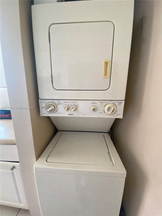 For Rent: $1,950 (2 beds, 1 baths, 863 Square Feet)