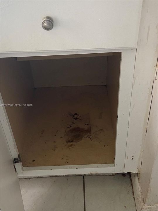For Rent: $1,950 (2 beds, 1 baths, 863 Square Feet)