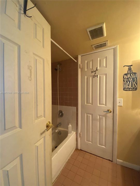 For Rent: $1,950 (2 beds, 1 baths, 863 Square Feet)