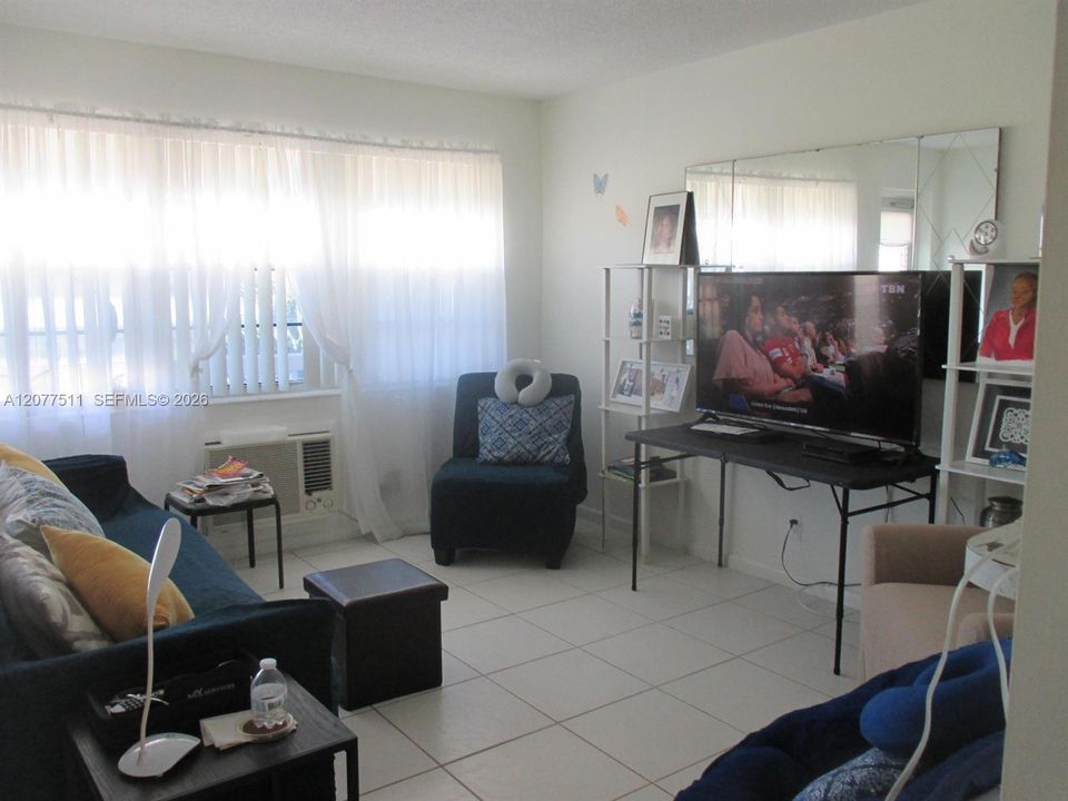 For Sale: $119,000 (1 beds, 1 baths, 570 Square Feet)