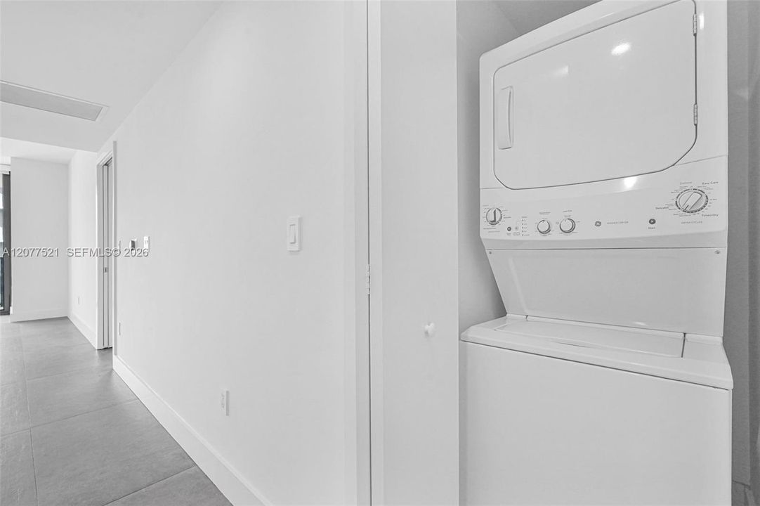 For Sale: $650,000 (2 beds, 2 baths, 868 Square Feet)
