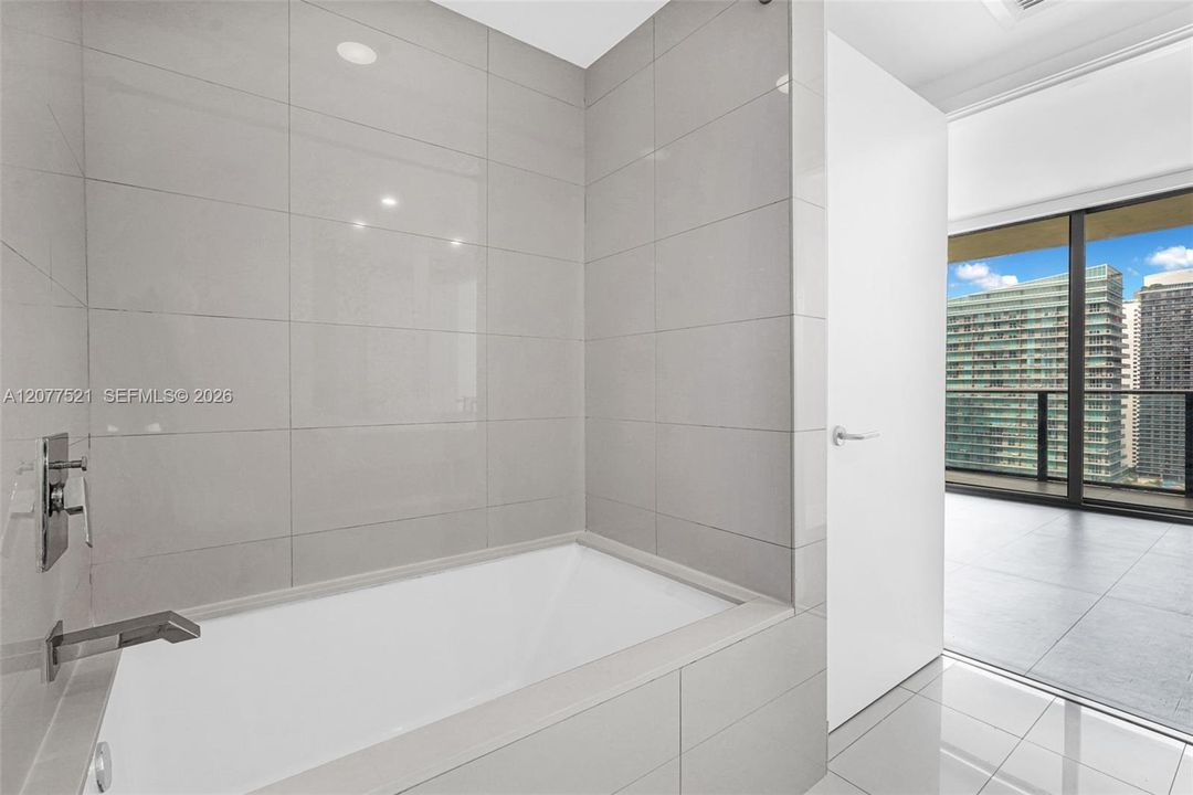 For Sale: $650,000 (2 beds, 2 baths, 868 Square Feet)