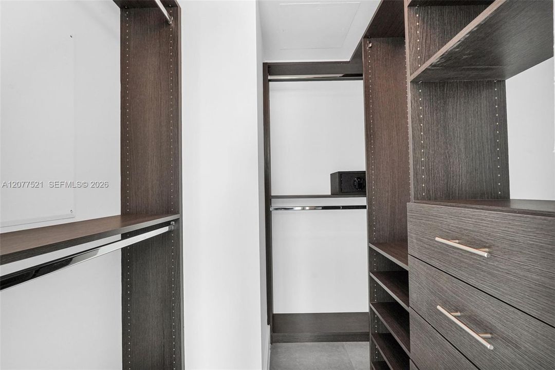 For Sale: $650,000 (2 beds, 2 baths, 868 Square Feet)