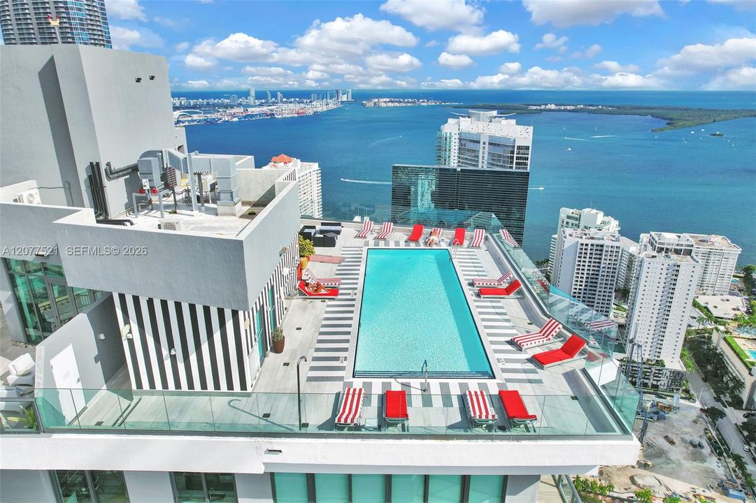 For Sale: $650,000 (2 beds, 2 baths, 868 Square Feet)