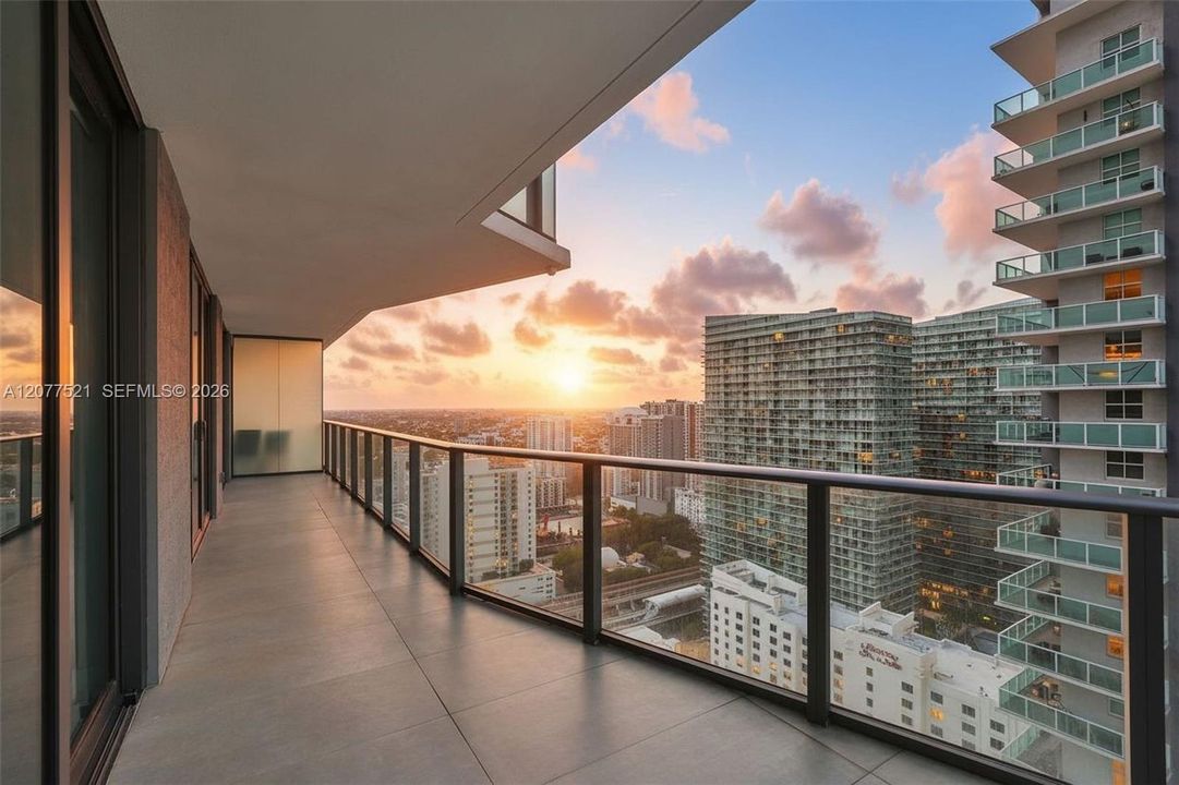 For Sale: $650,000 (2 beds, 2 baths, 868 Square Feet)