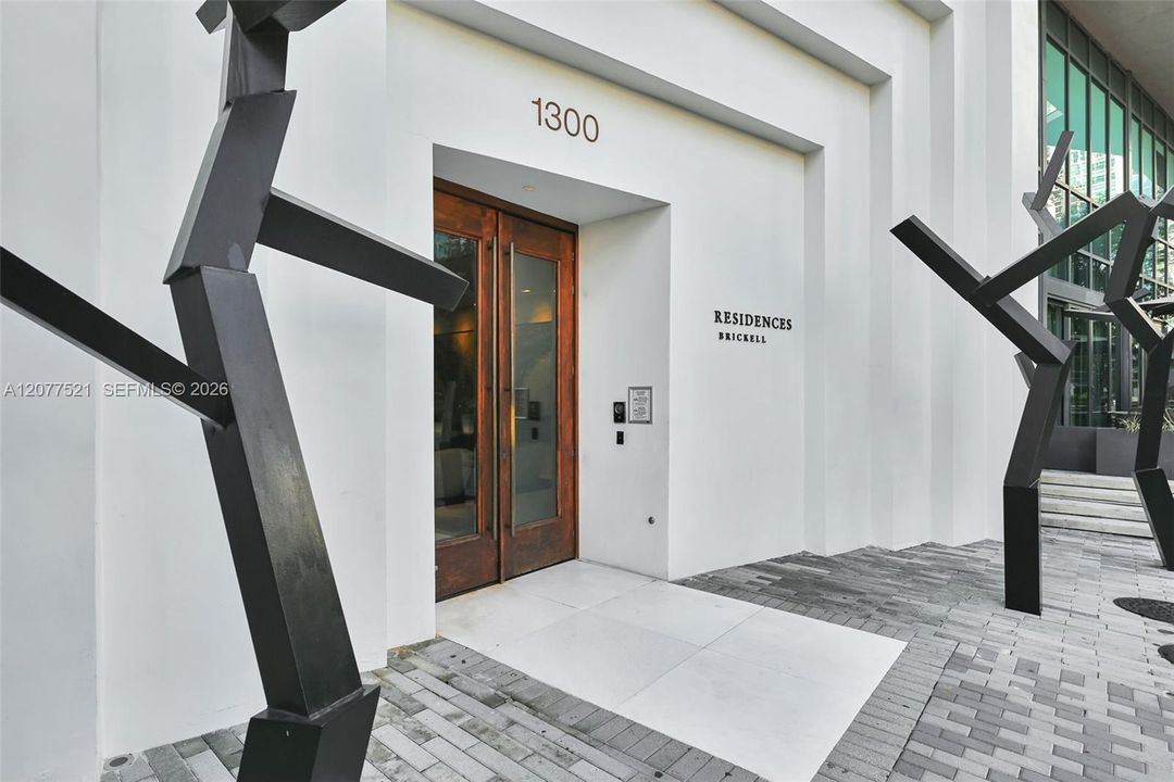 For Sale: $650,000 (2 beds, 2 baths, 868 Square Feet)