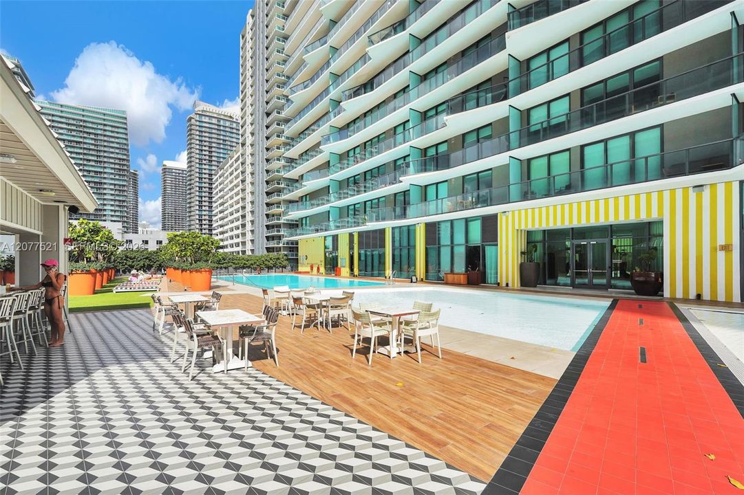 For Sale: $650,000 (2 beds, 2 baths, 868 Square Feet)