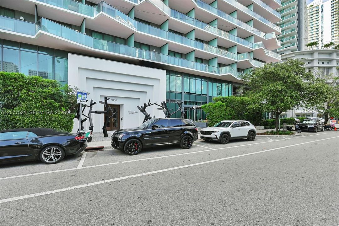For Sale: $650,000 (2 beds, 2 baths, 868 Square Feet)