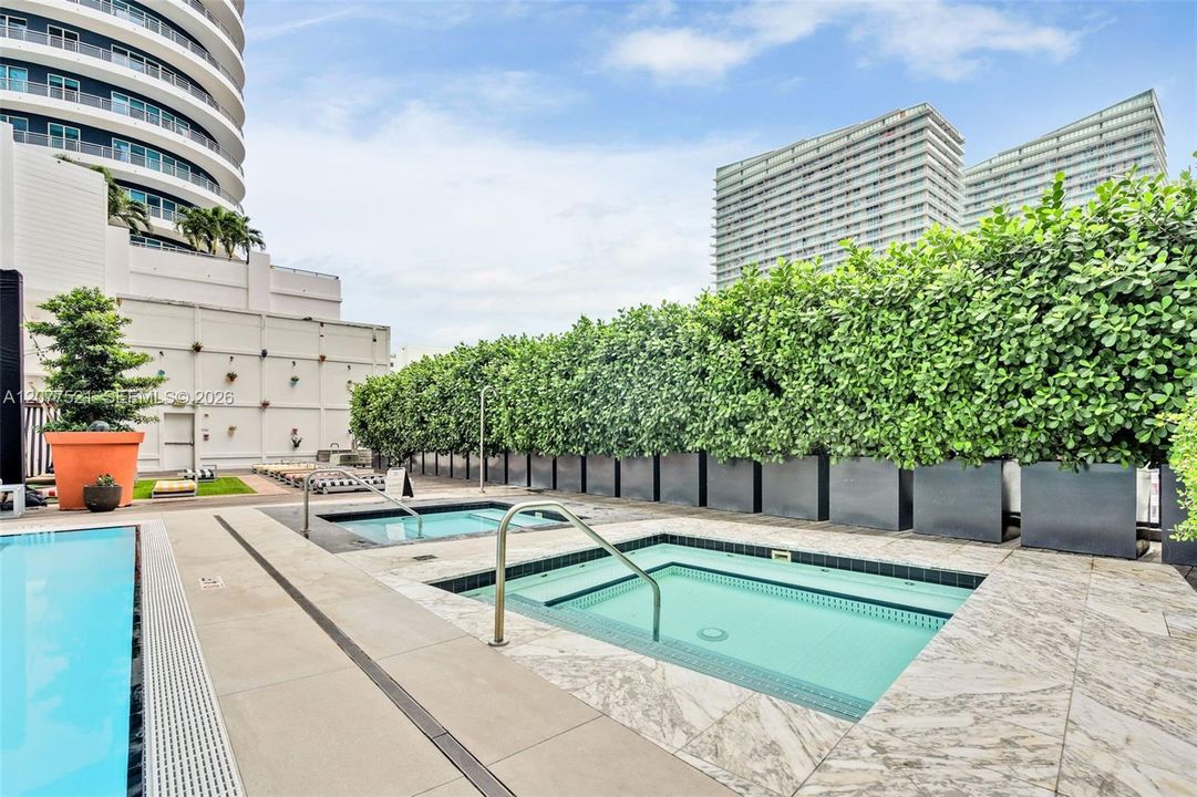 For Sale: $650,000 (2 beds, 2 baths, 868 Square Feet)