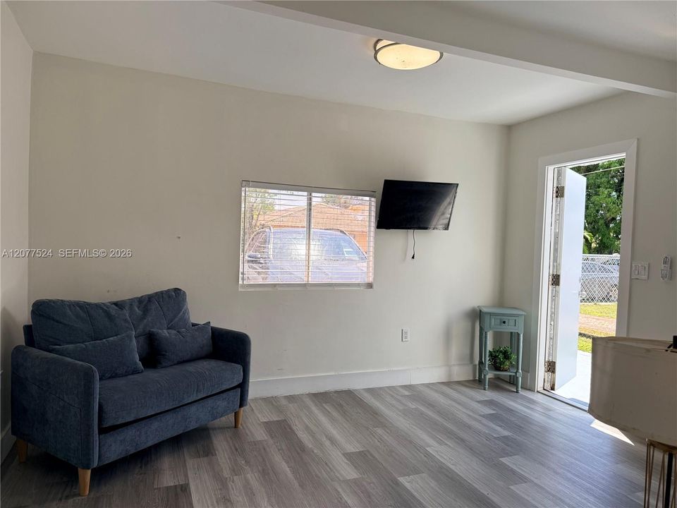 For Rent: $1,400 (0 beds, 1 baths, 500 Square Feet)
