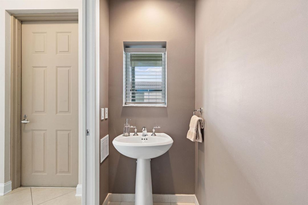 4-web-or-mls-2617 NE 14th Ave 109, Wilto