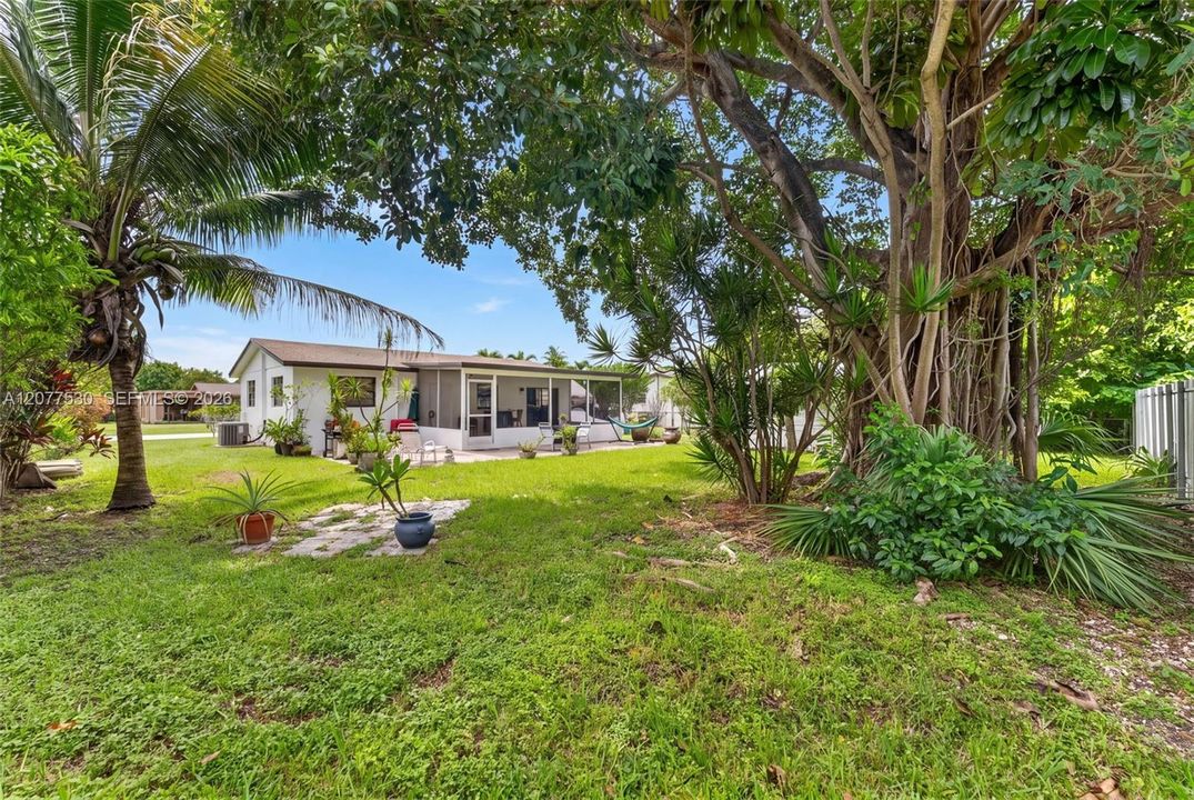 For Sale: $479,000 (2 beds, 1 baths, 888 Square Feet)