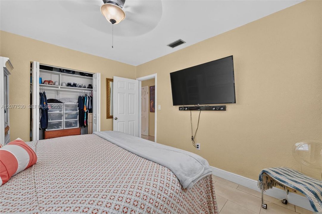For Sale: $479,000 (2 beds, 1 baths, 888 Square Feet)