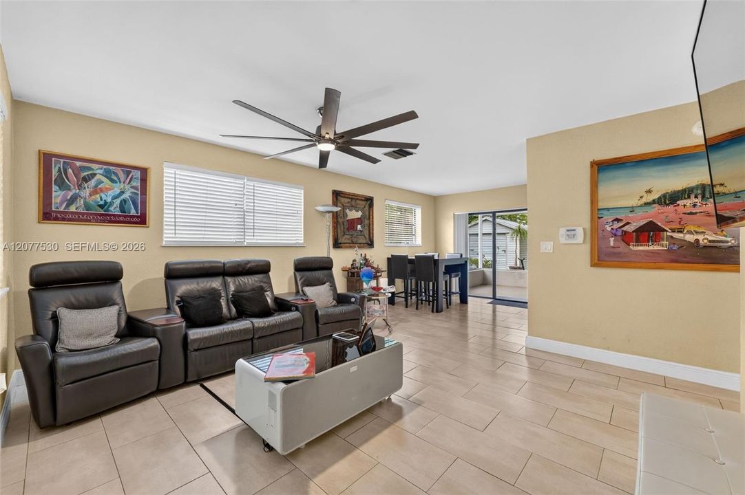 For Sale: $479,000 (2 beds, 1 baths, 888 Square Feet)